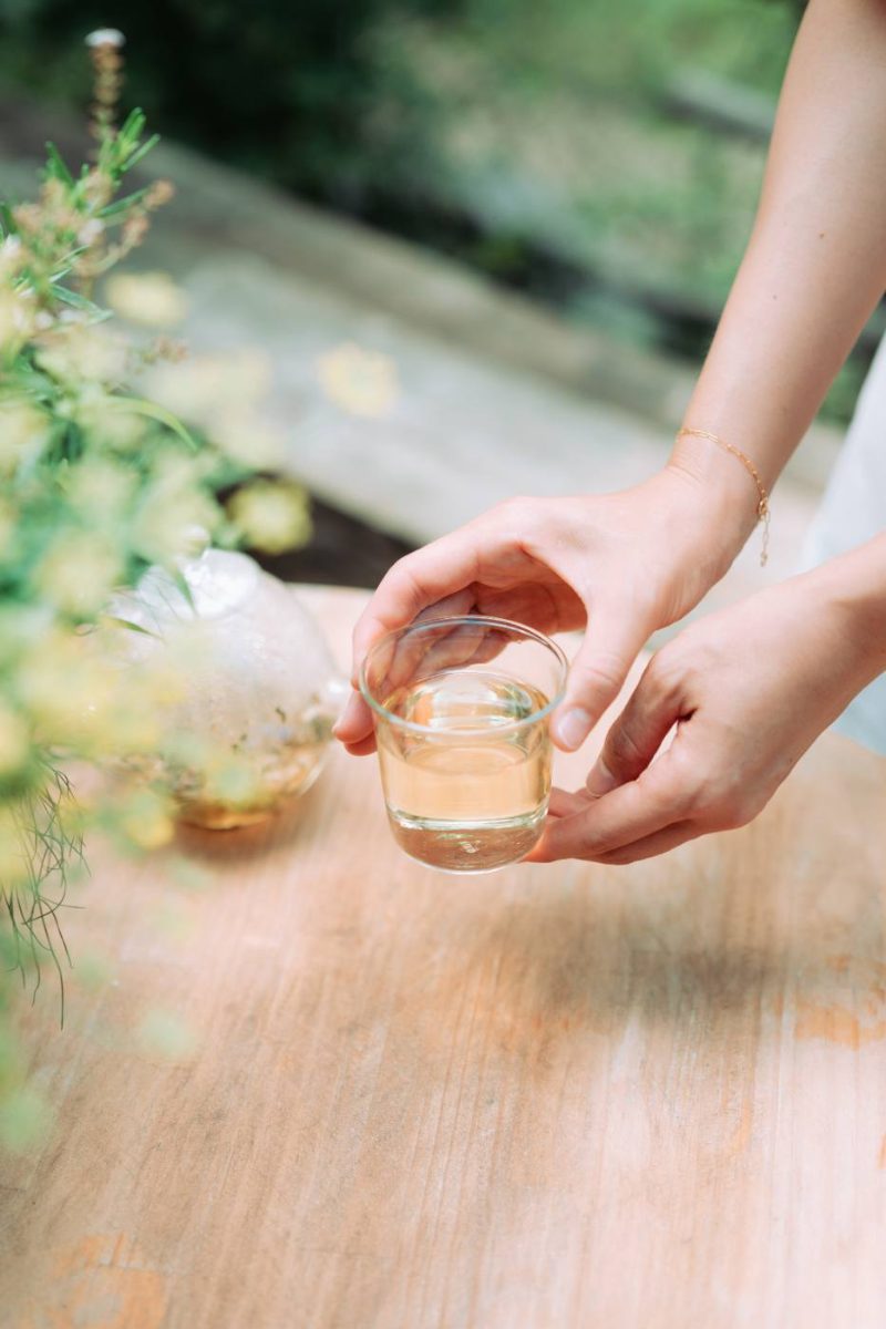 摘みたてのハーブとガラスの一杯